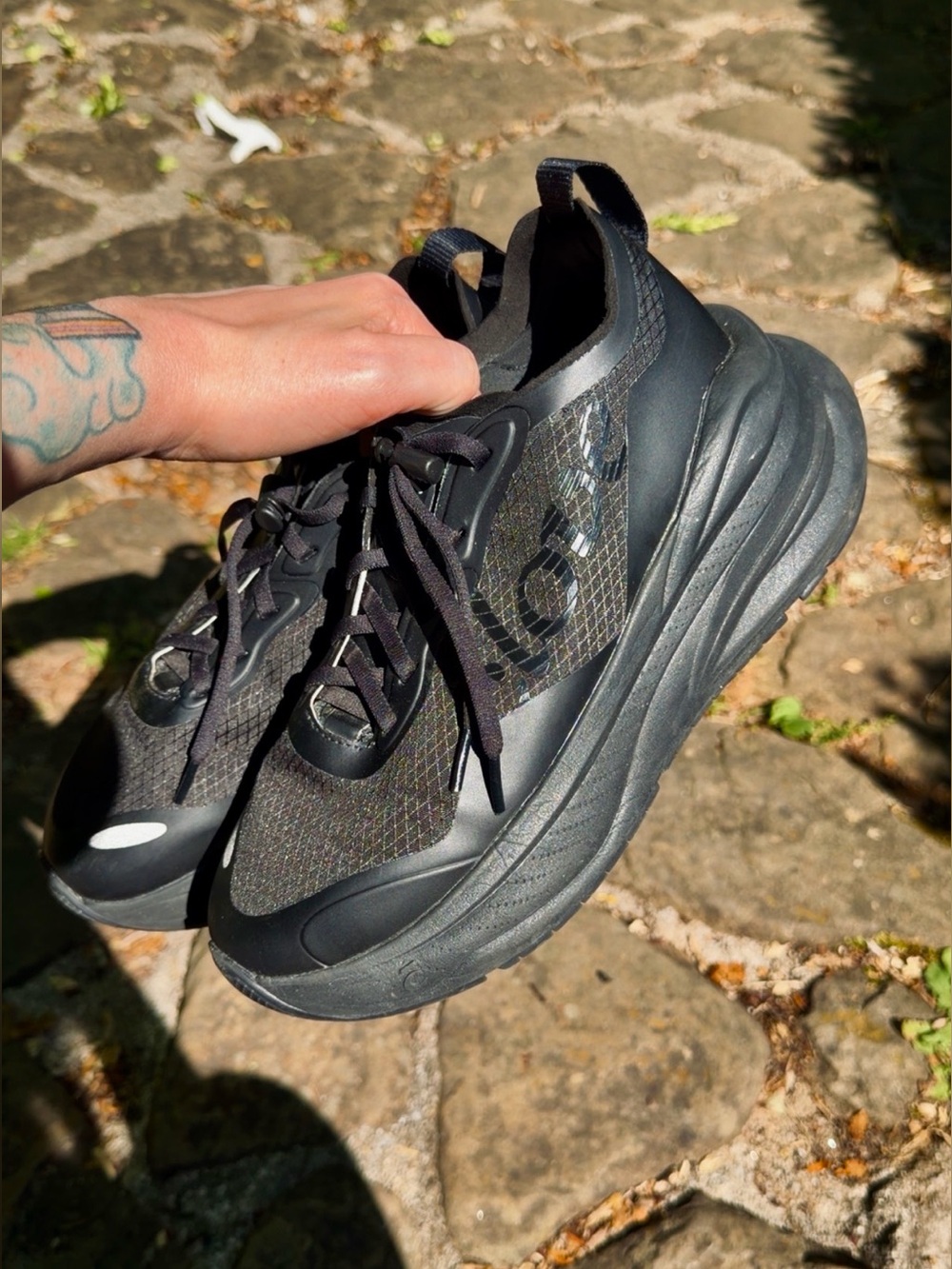 Clove All-Black Sneakers